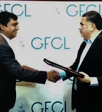 Arun Panchariya at an investor forum handshake